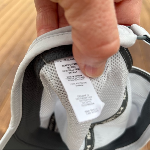 Ladies Under Armor light gray, light weight, running cap NWT - Picture 7 of 12